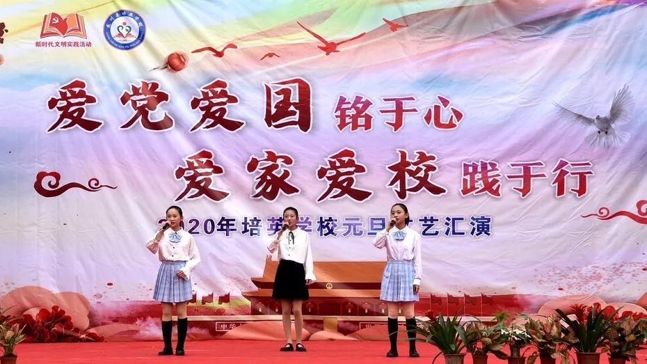 女明星在出席活动时，为什么喜欢穿暴露的服装？